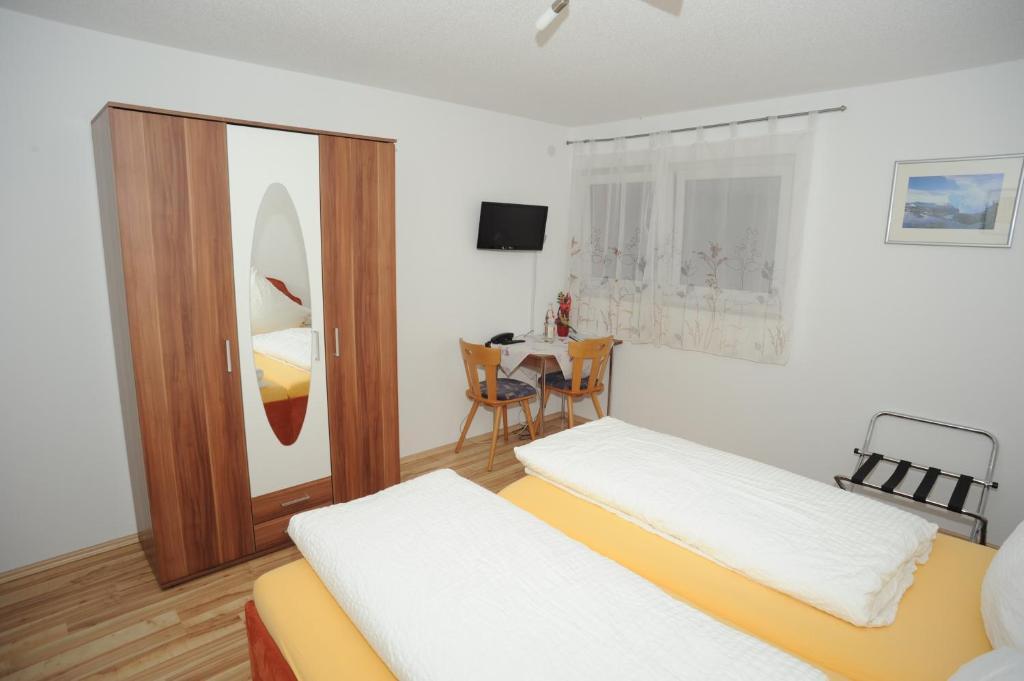 Gasthaus-Pension Fischerkeller Randegg Buitenkant foto